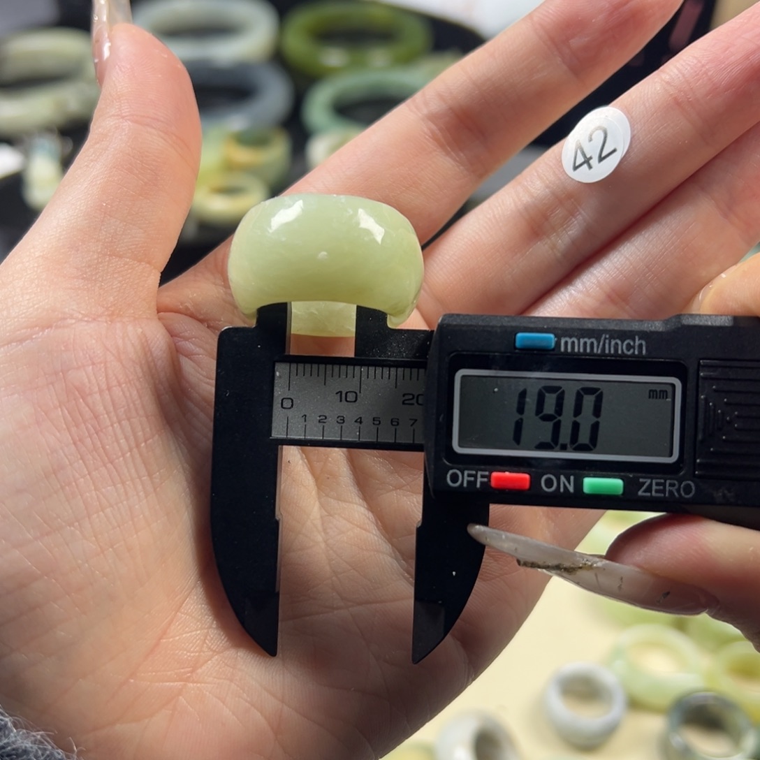 蛇纹石玉未镶嵌戒指