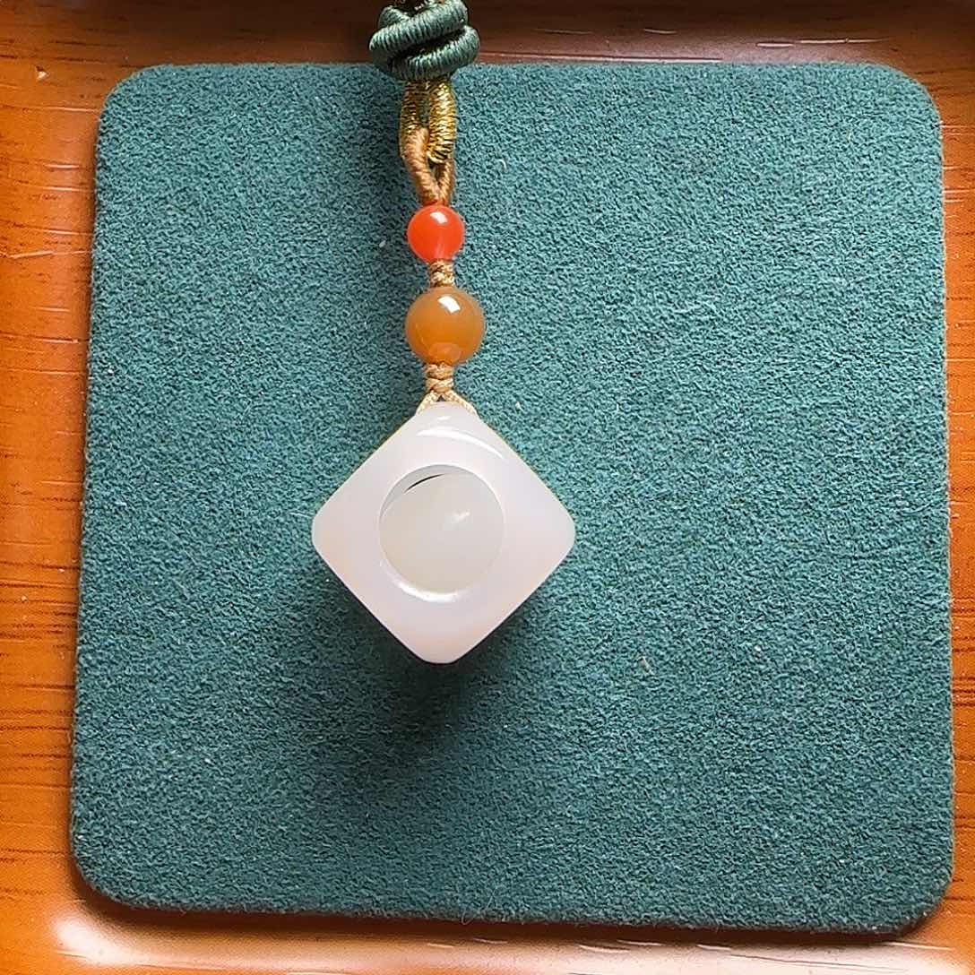 和田玉（糖玉）颈饰未镶嵌向****?