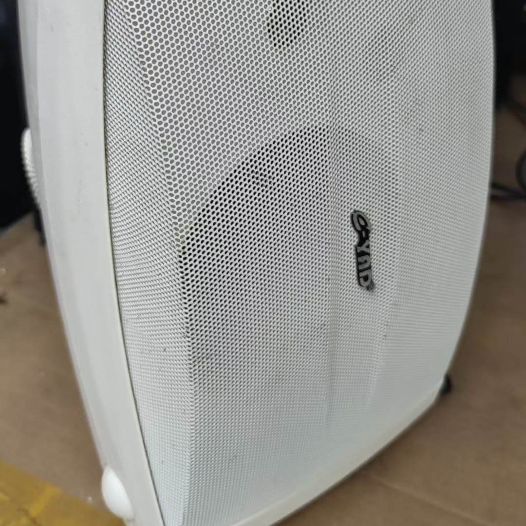 8新  壁挂音响三只，不包邮费。