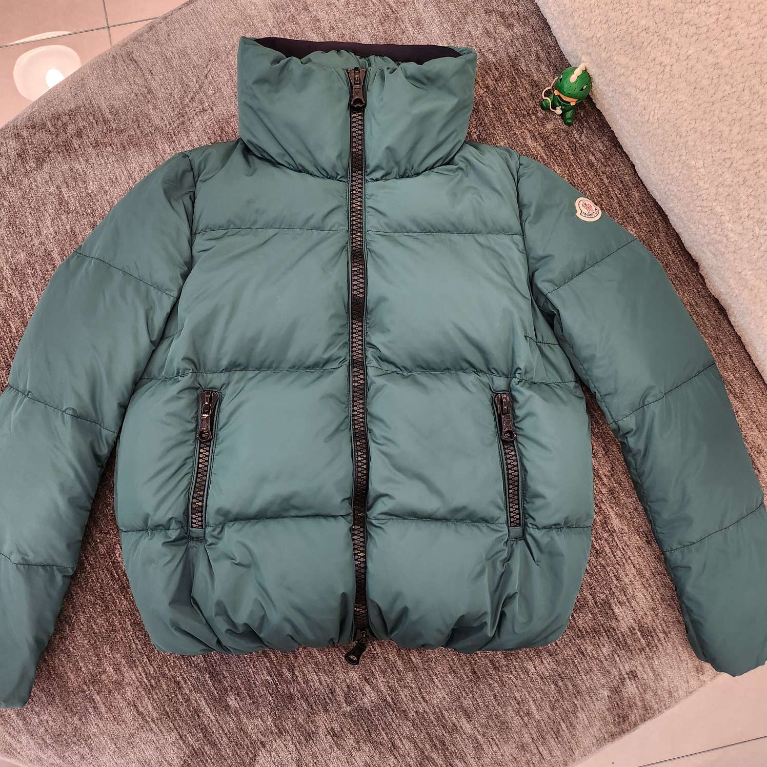99新 MONCLER Y3290 99新 MONCLER 墨绿色女款短款立领羽绒服 3码