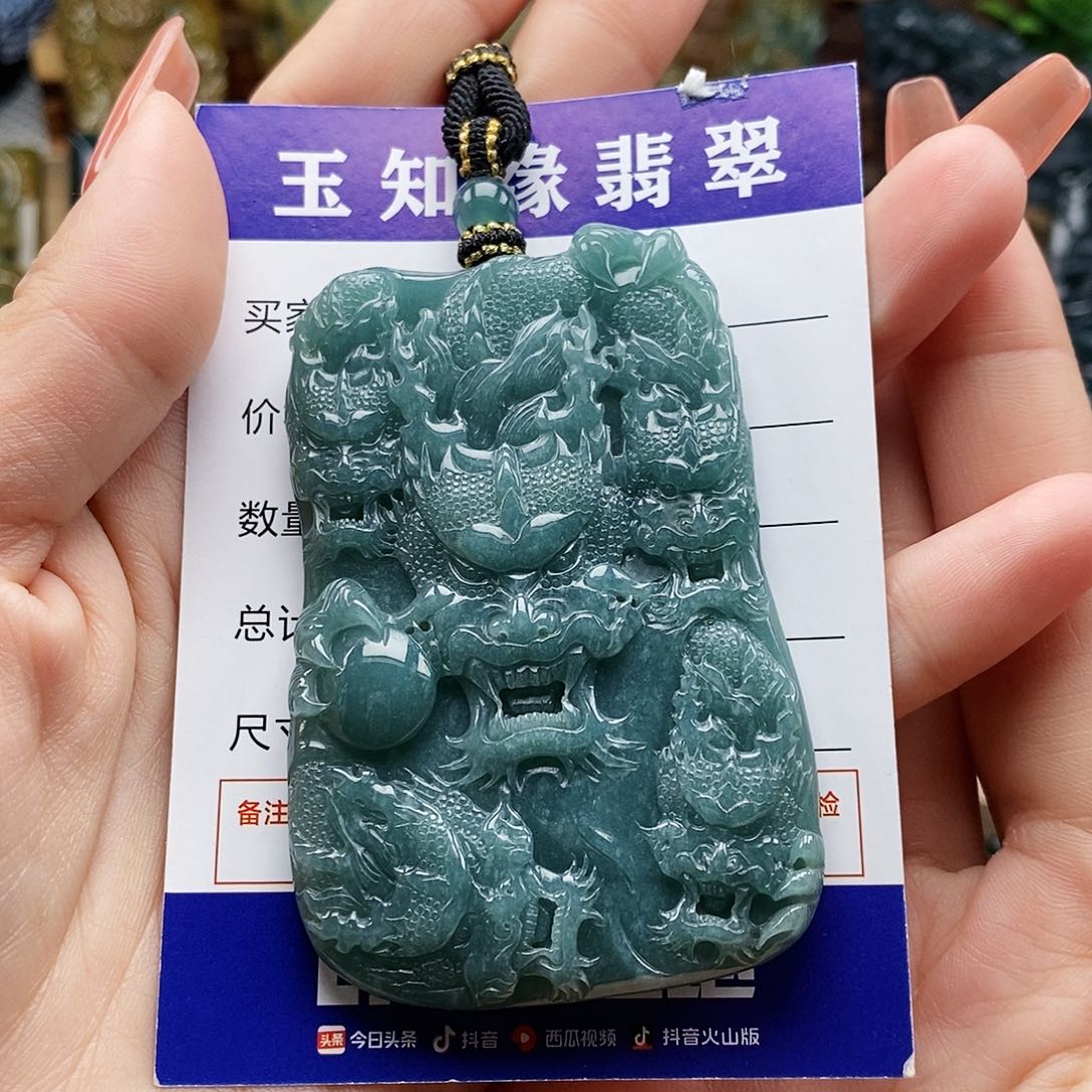 翡翠颈饰未镶嵌九龙护主