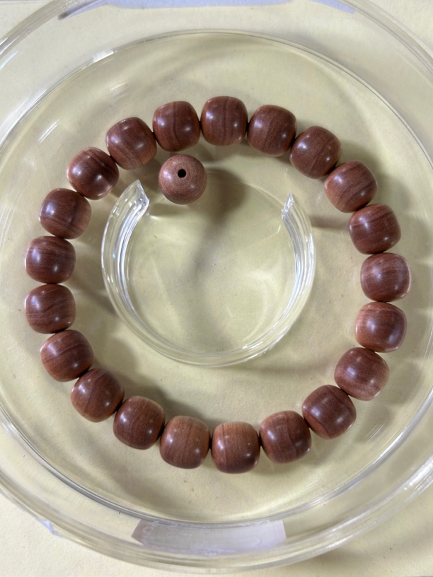 迈索尔老山檀香顶老料虫漏红油料，0.9✖️0.9老型珠