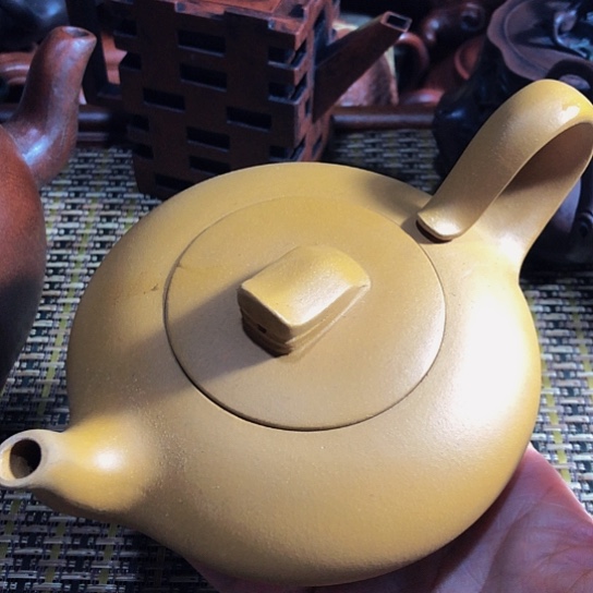 紫砂茶壶原矿泥料手工制作紫砂壶。