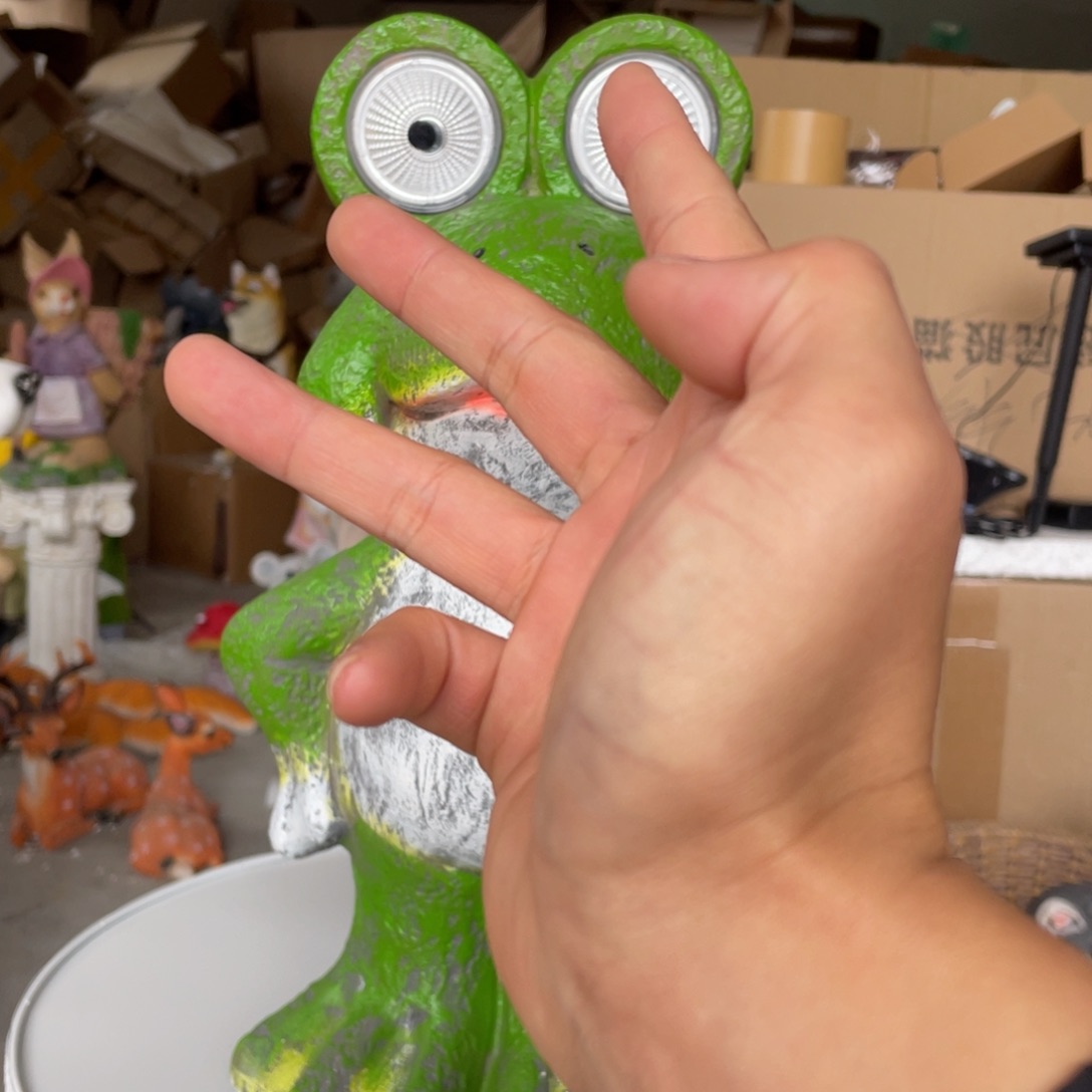 【闪购商品】树脂拿水壶青蛙太阳能摆件