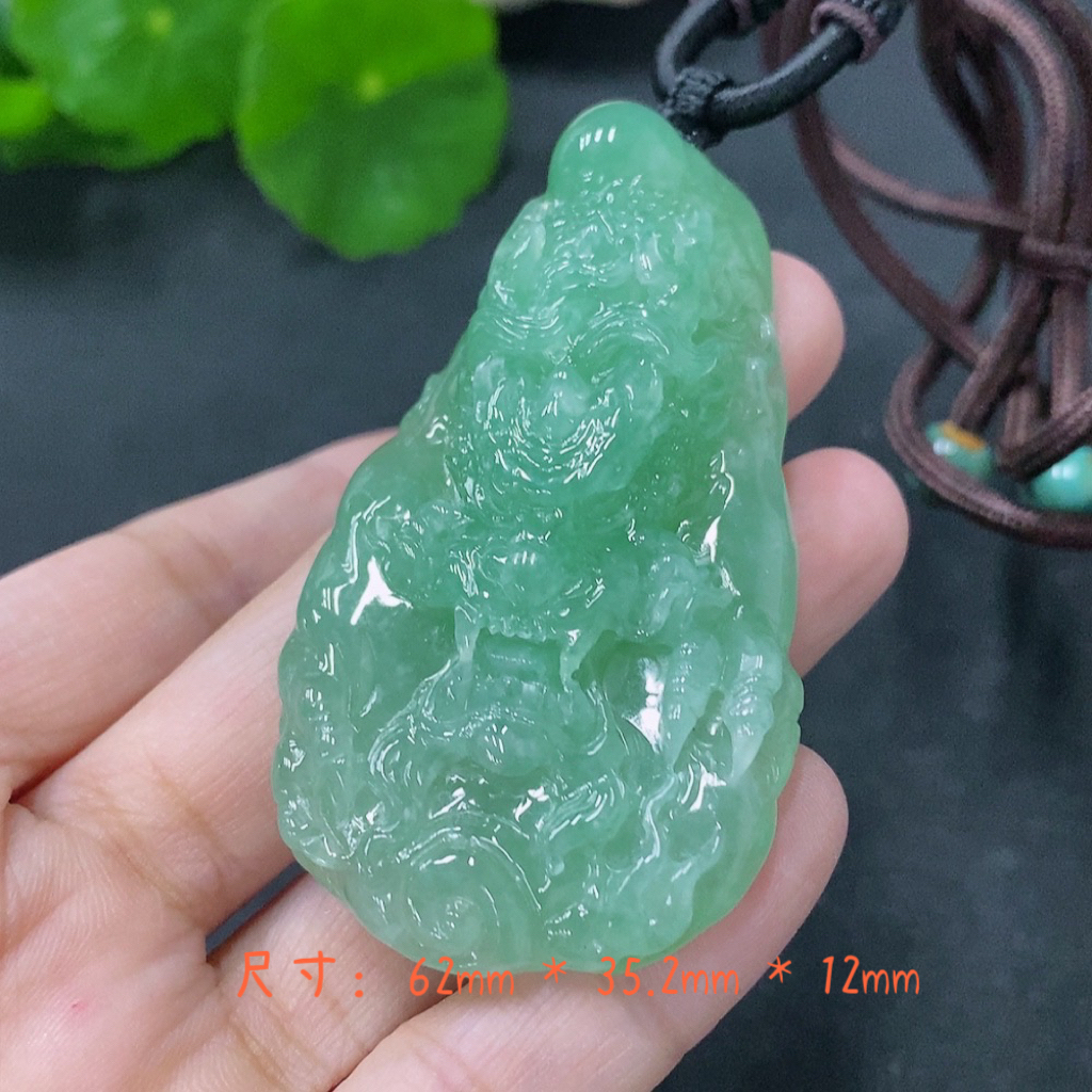 缅甸翡翠A货冰润满绿龙牌吊坠
