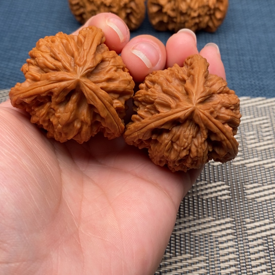 栩***生吊坠文玩核桃三棱