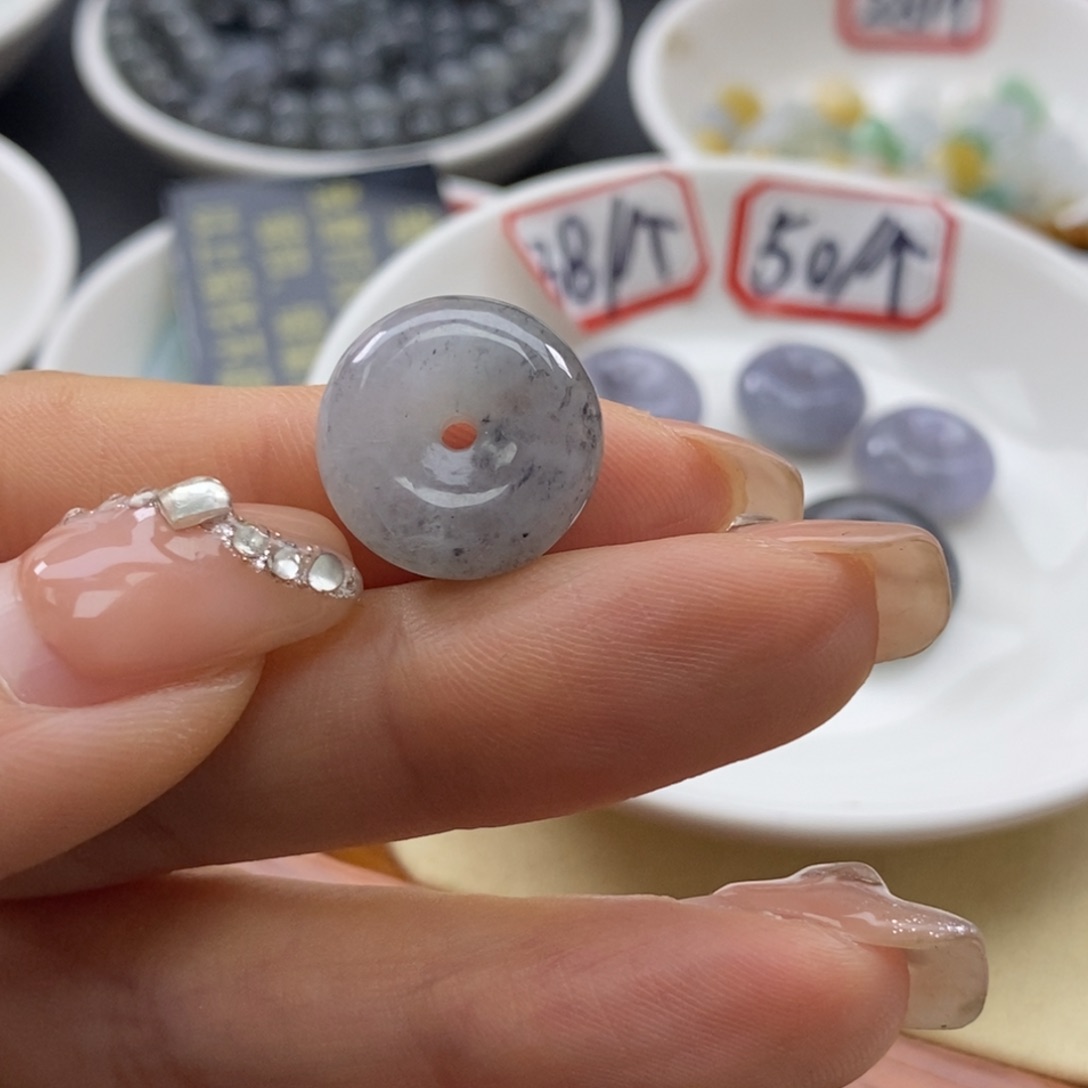 翡翠颈饰未镶嵌乌鸡扣子