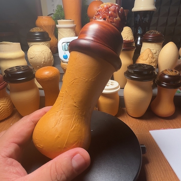 小心翼翼小心地去寻找他身边所有
