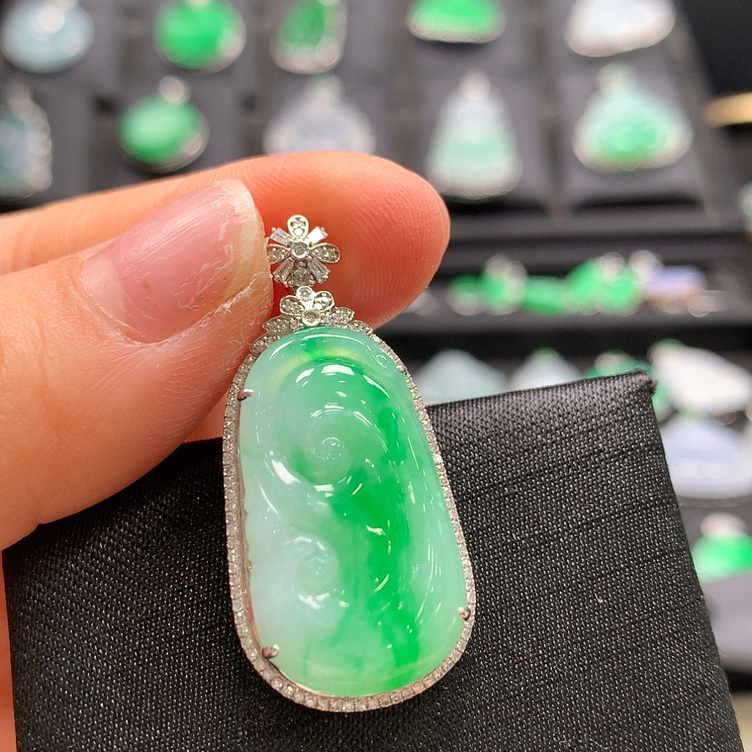 翡翠18K金镶嵌颈饰如意