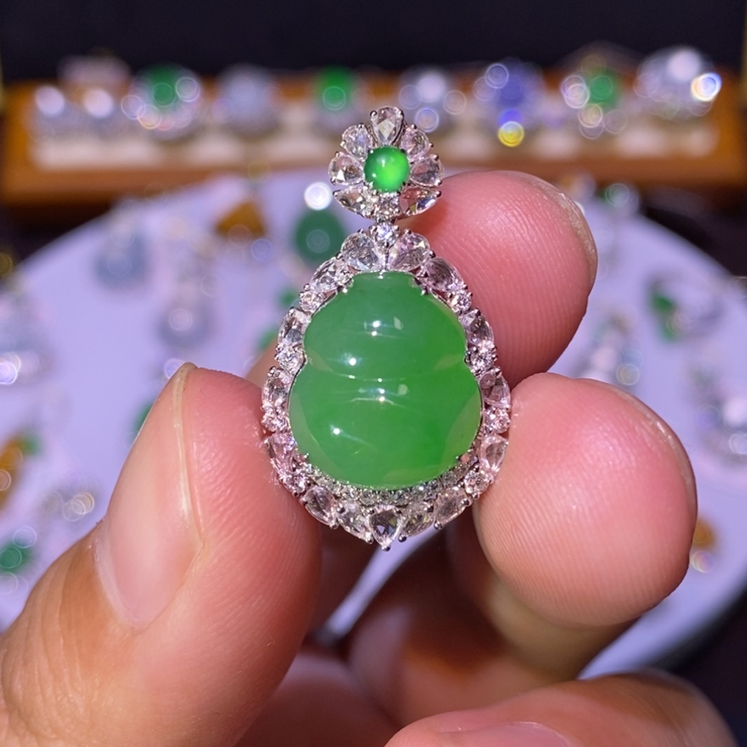 【闪购商品】颈饰18K金镶嵌翡翠