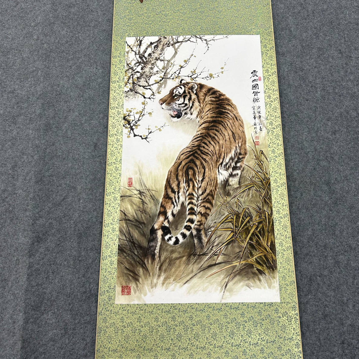 震山国皆惊155cm*60cm上山虎已装裱客厅办公室茶室挂画