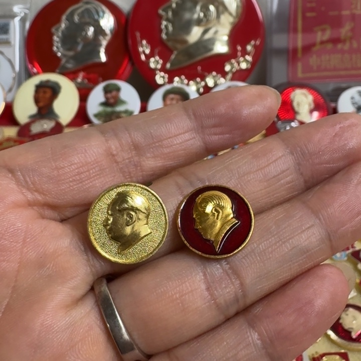 张***凡铝合金双层款金色和红色小像章两枚