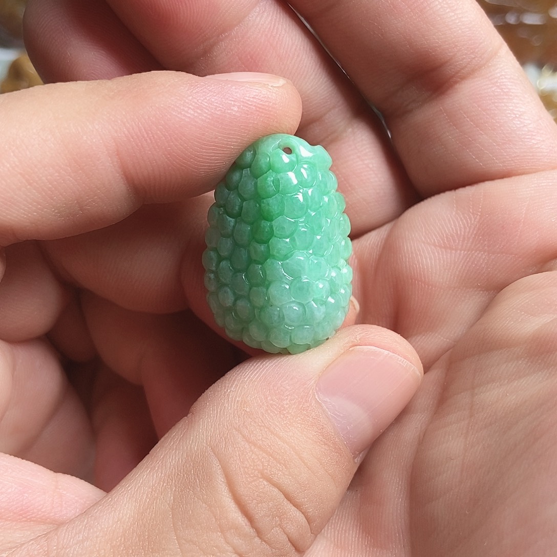 翡翠未镶嵌颈饰果绿翡翠多子多福