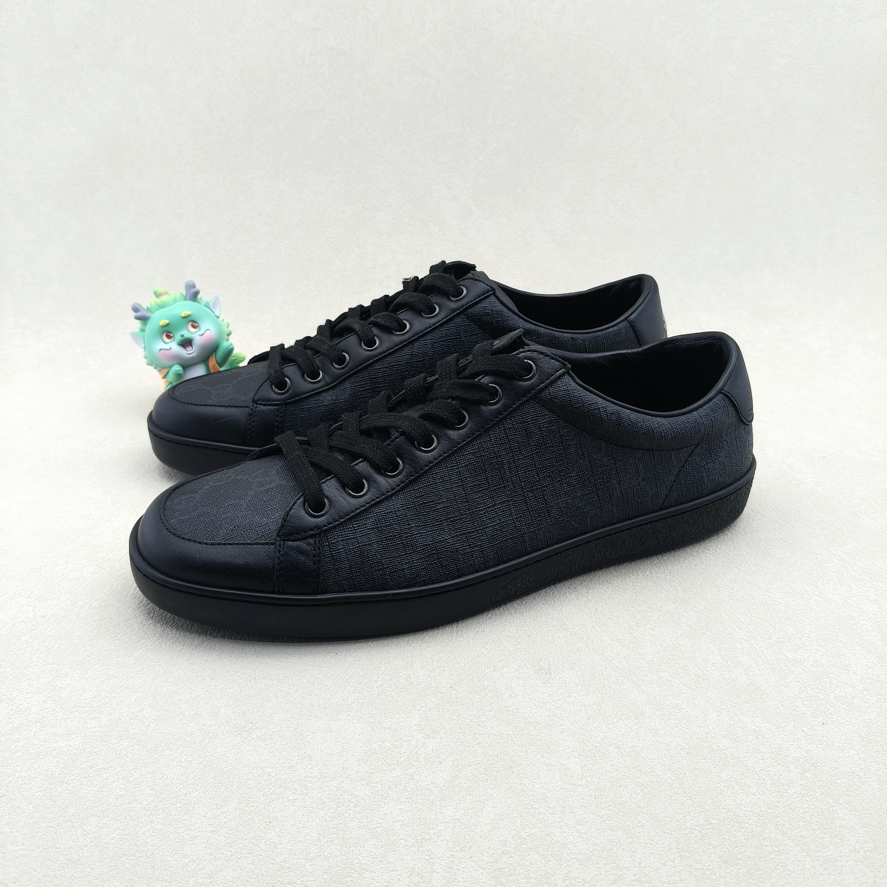 95新 GUCCI/古驰 42.5码/经典黑色双G老花满印刺绣 低帮休闲板鞋