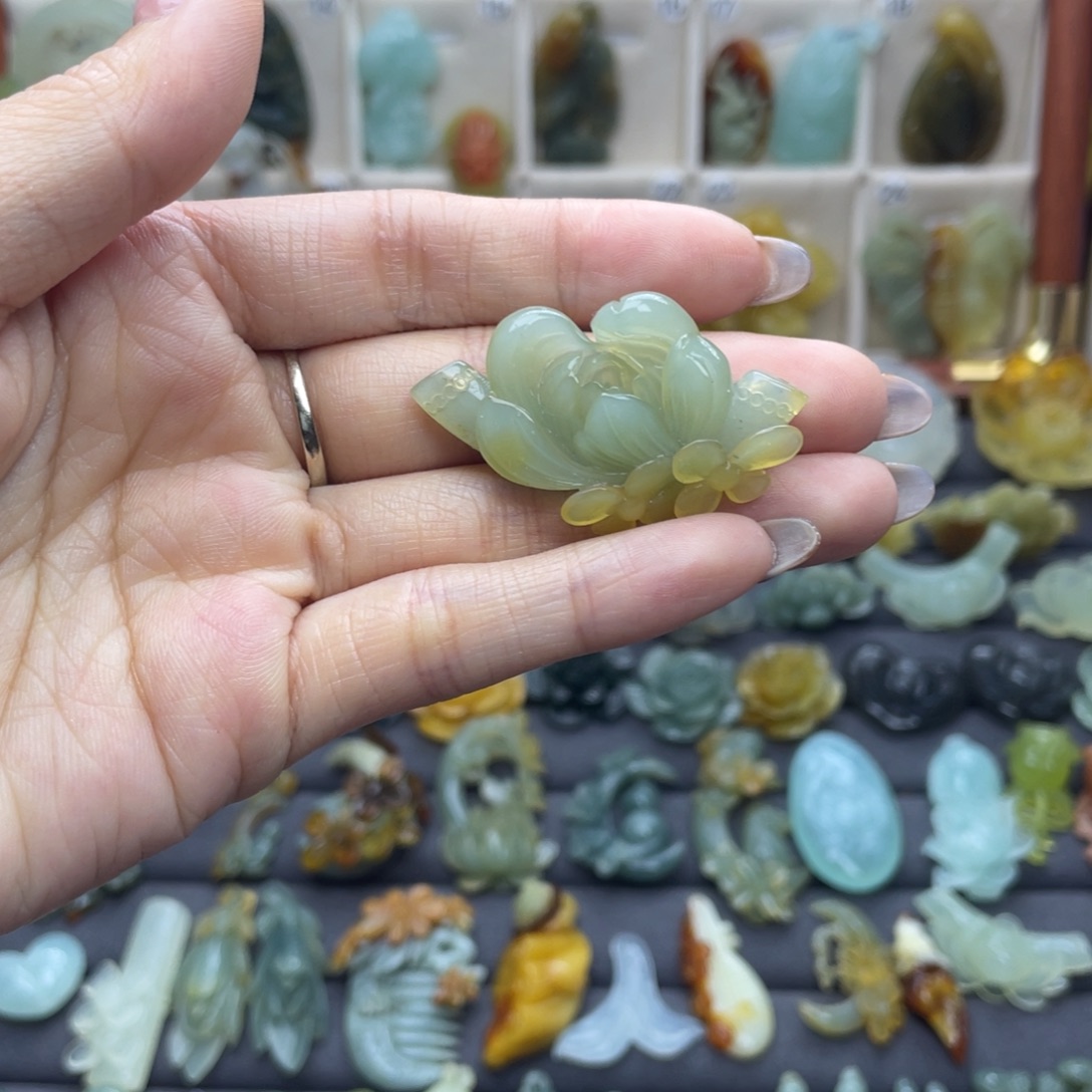 蛇纹石玉未镶嵌颈饰