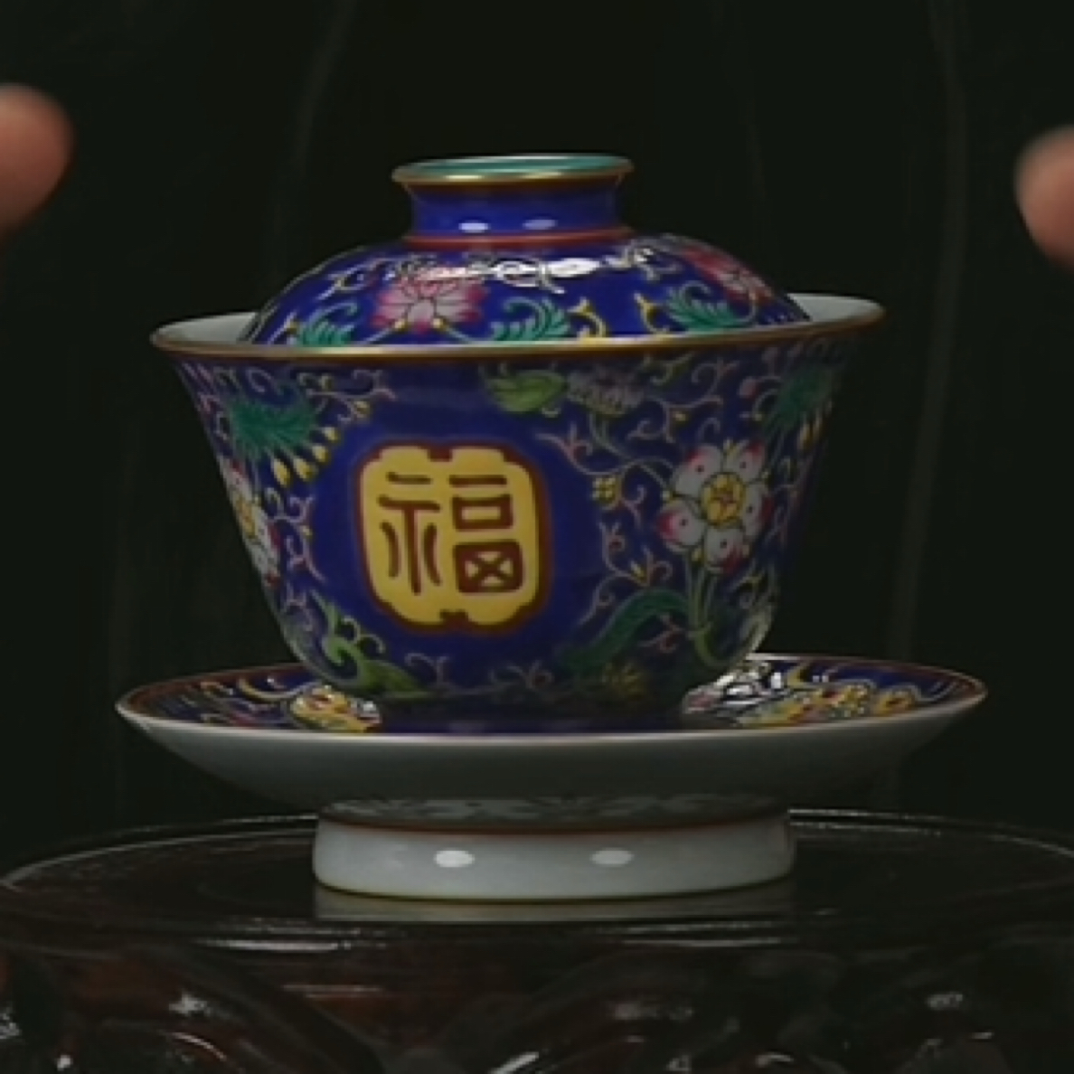 M蓝地粉彩缠枝花卉纹福字纹三才盖碗