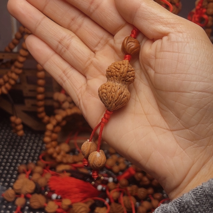 雪***雨木质类龙纹桃枭挂件