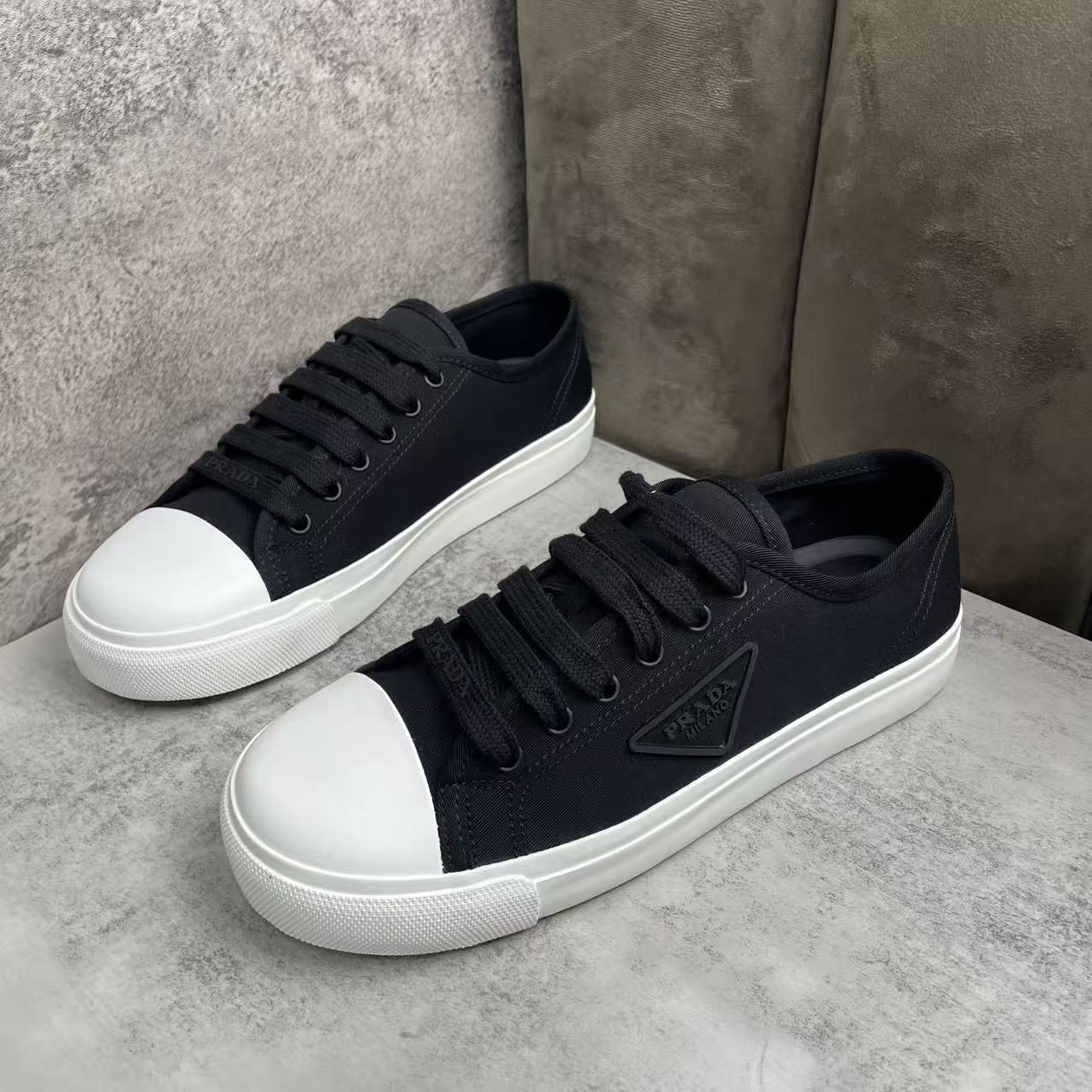 未使用 Prada/普拉达 黑色帆布三角标圆头系带帆布鞋/40/40.5码