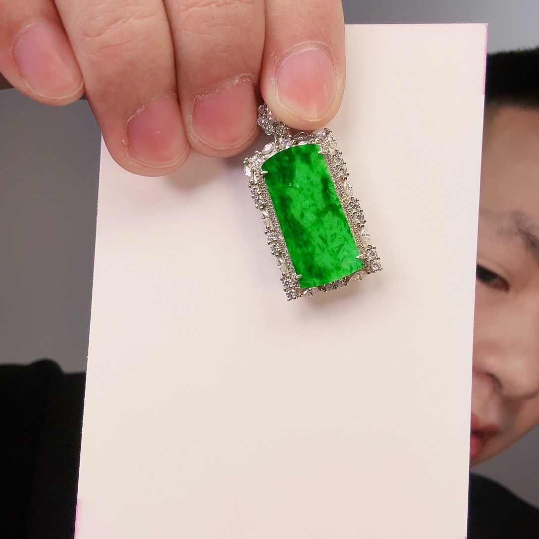 翡翠颈饰未镶嵌一件