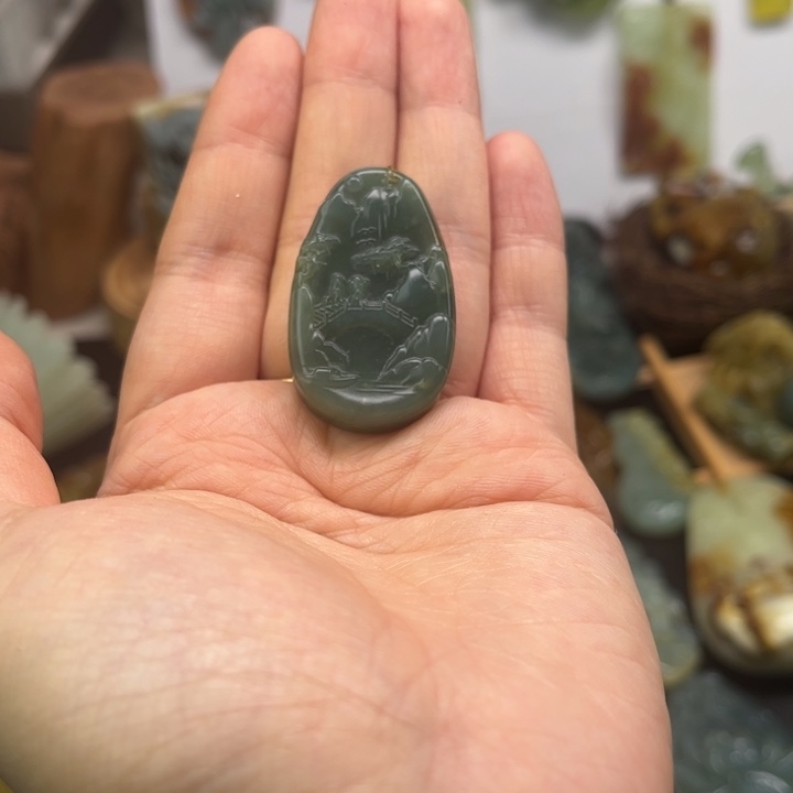 蛇纹石玉未镶嵌颈饰