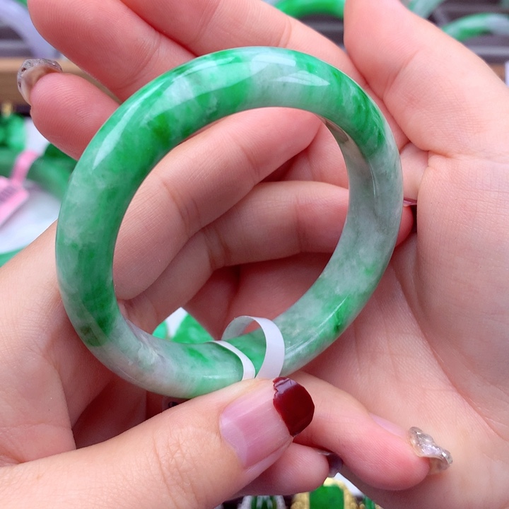 翡翠手镯未镶嵌翡翠
