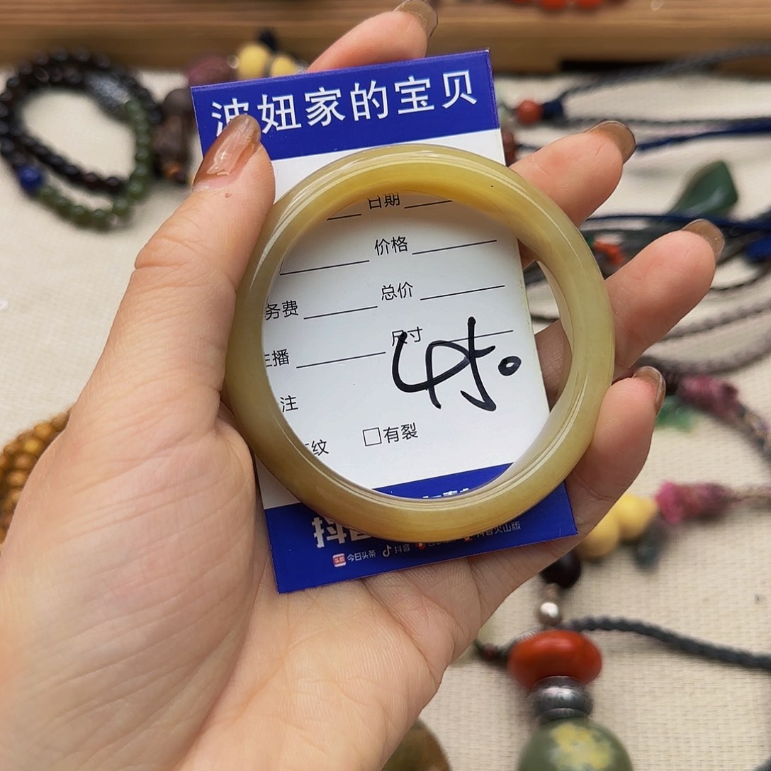 和田玉未镶嵌颈饰偷****?