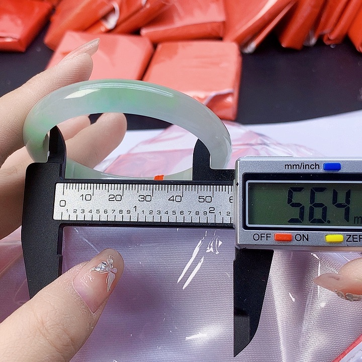 翡翠手镯未镶嵌126。  