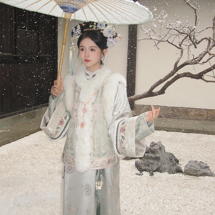 川黛时光：雪落下的声音重工刺绣毛条马甲织锦衬衣冬季保暖小宫装