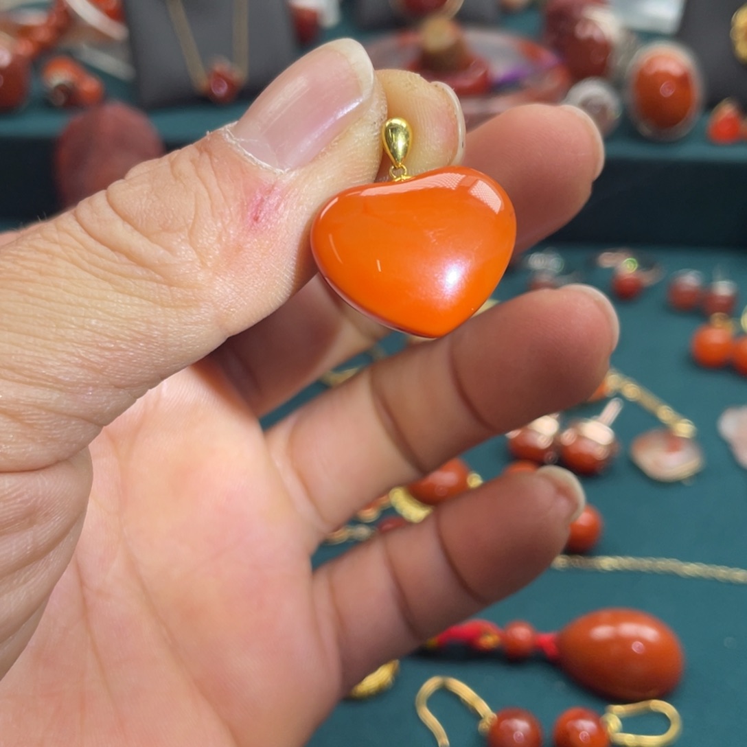 南红玛瑙川料瓦西满肉南红爱心吊坠18K金镶嵌