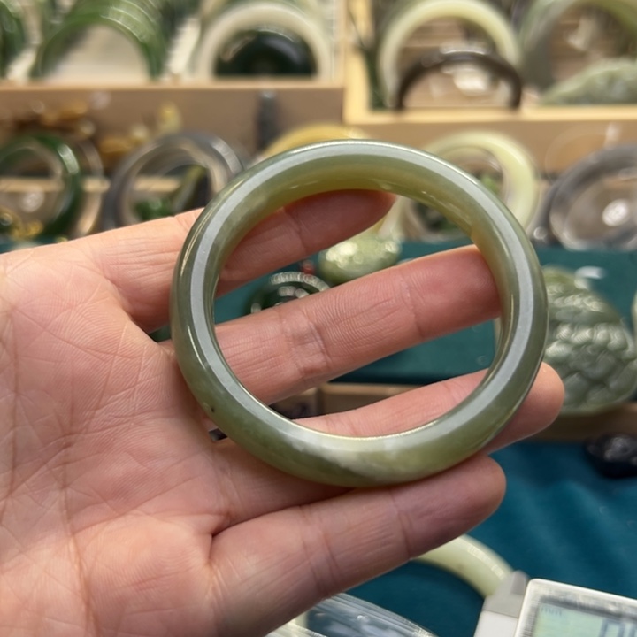 和田玉手镯未镶嵌52.6圈围10342