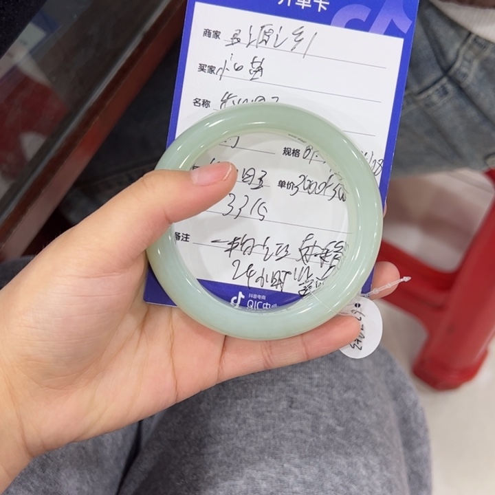 和田玉手镯未镶嵌小*?