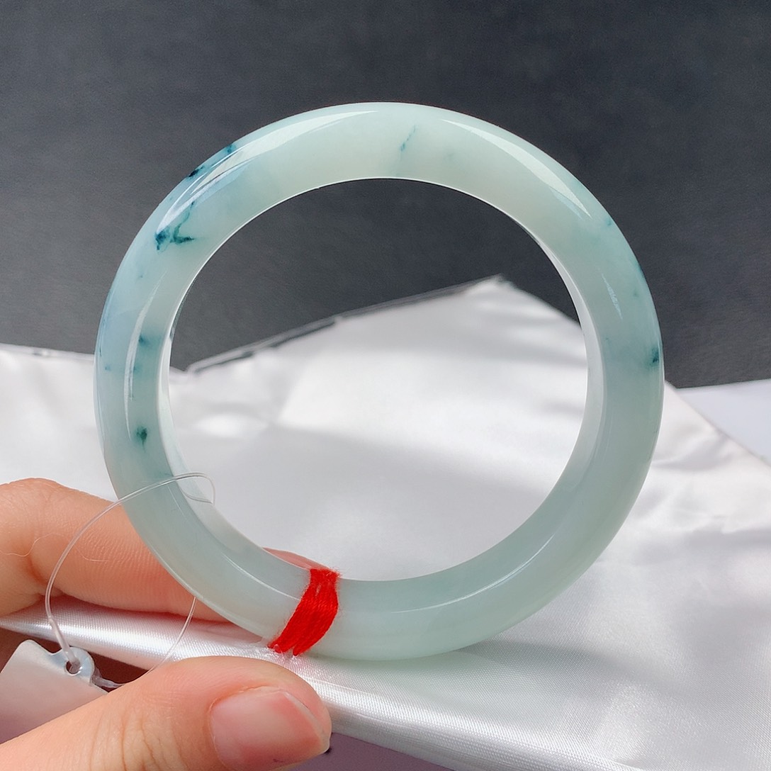 翡翠手镯未镶嵌在****啦56正圈