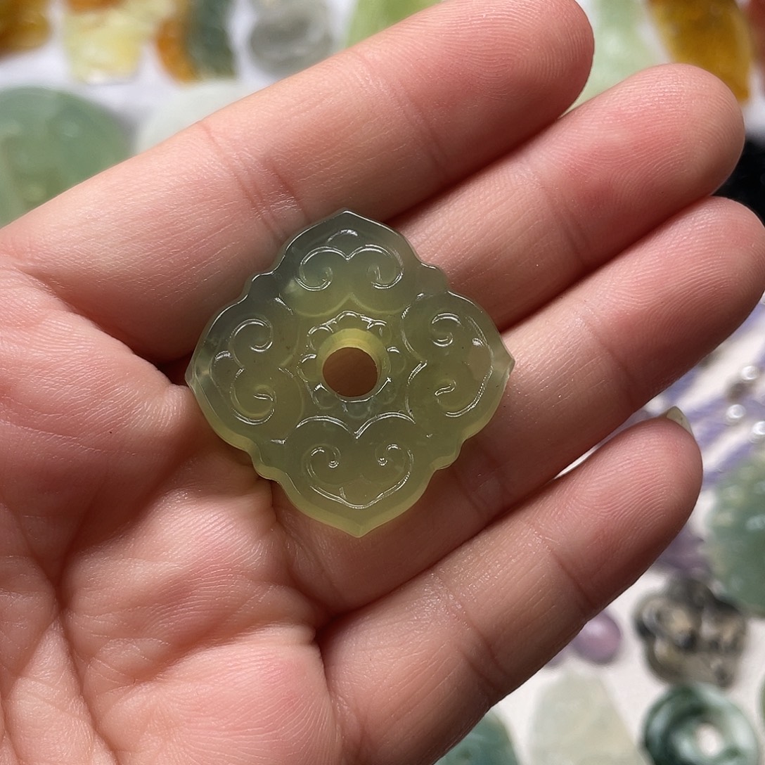 蛇纹石玉未镶嵌颈饰