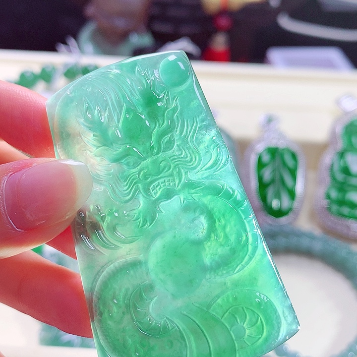 翡翠颈饰未镶嵌天然