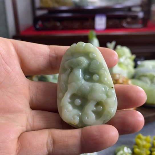 蛇纹石玉颈饰未镶嵌