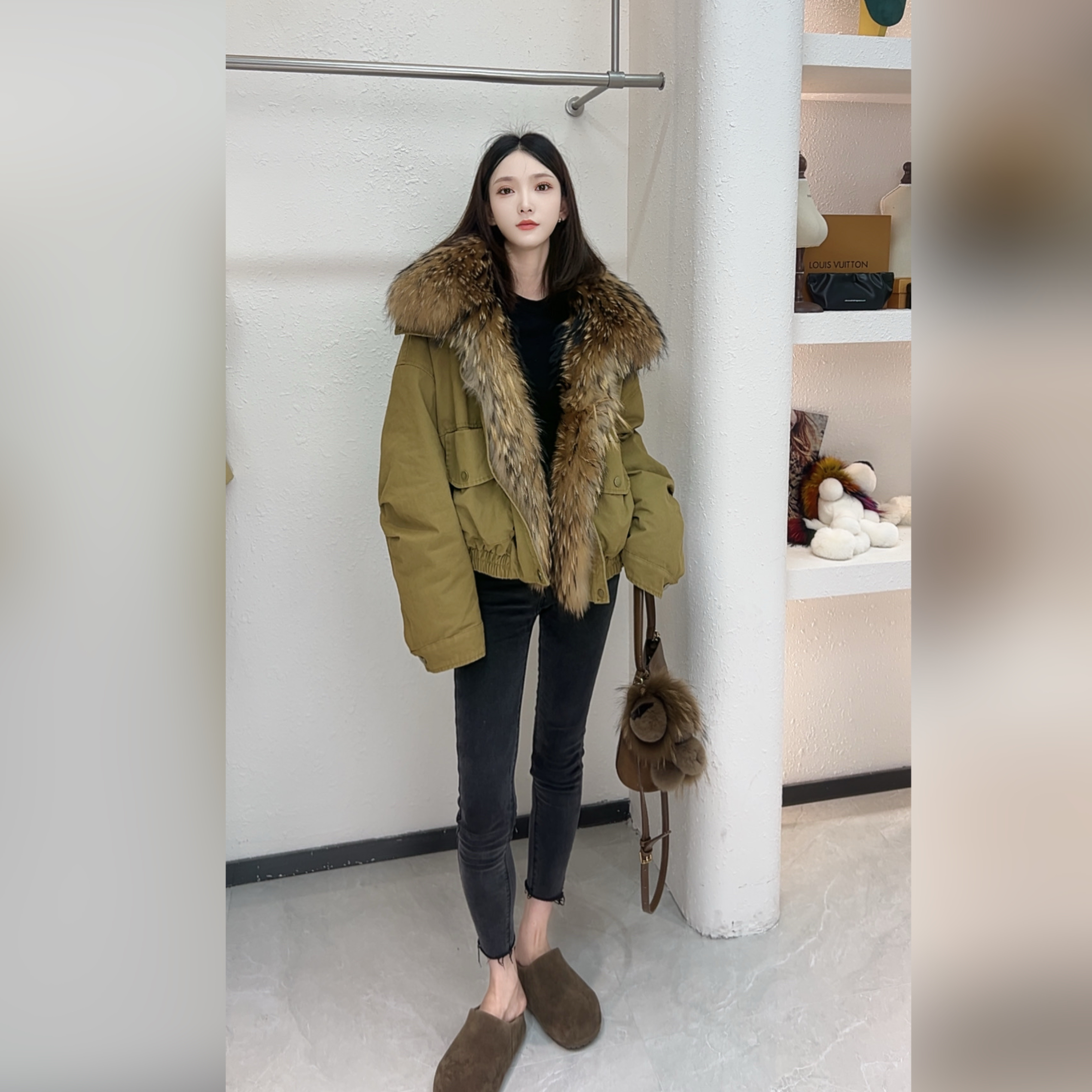 【摩羯座】鹅绒毛领貉子毛女款派克服女款短外套F00010