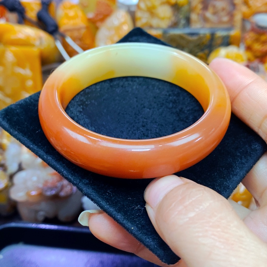 未镶嵌石英质玉（黄龙玉）颈饰