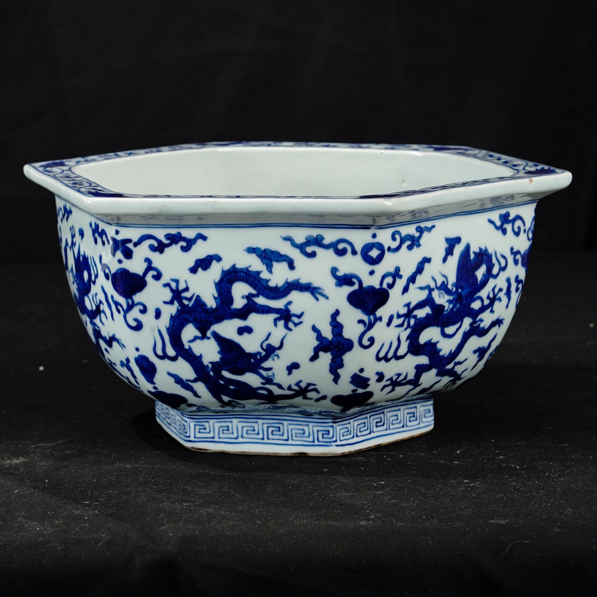 明代万历青花龙纹六方洗