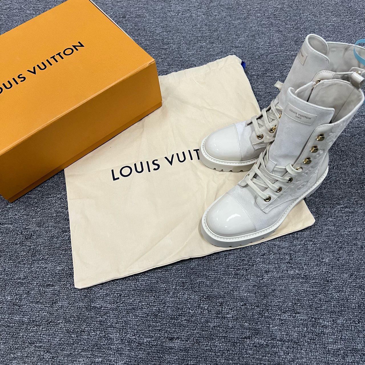 99新 LouisVuitton/路易威登 米色麂皮压纹马丁靴 37码/99新/原盒