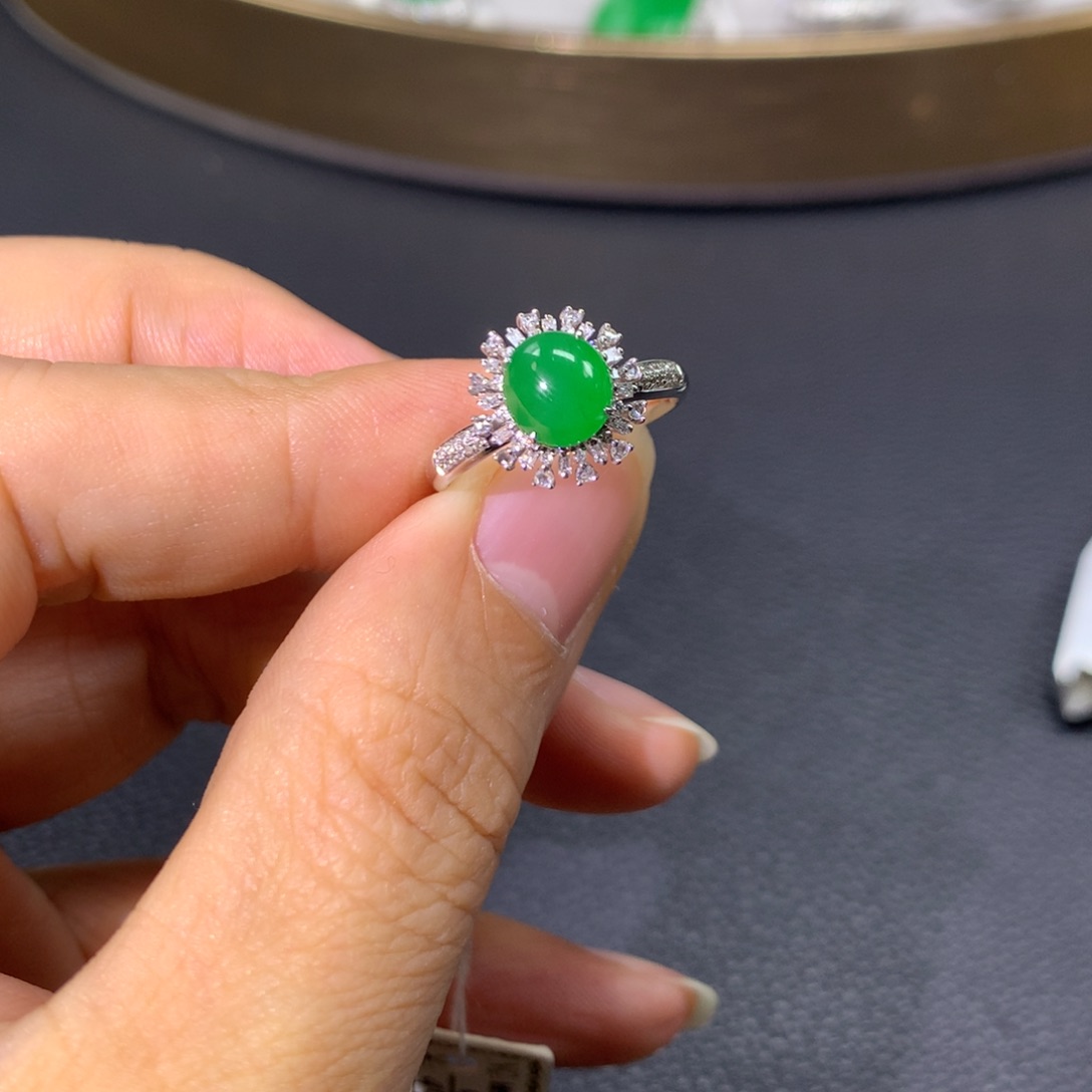 翡翠戒指18K金镶嵌翡翠