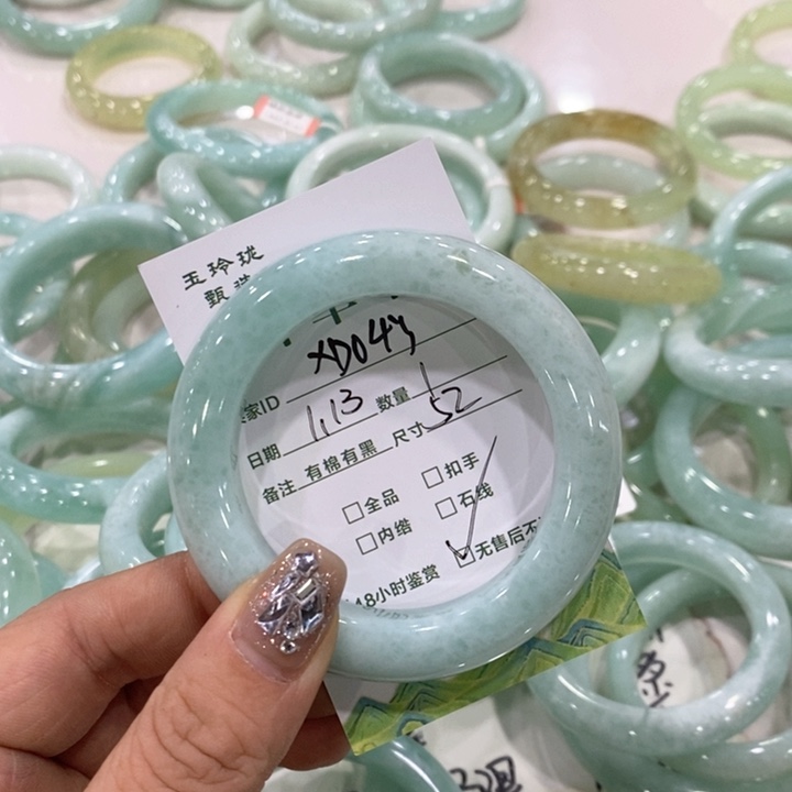 蛇纹石玉手镯未镶嵌人****员