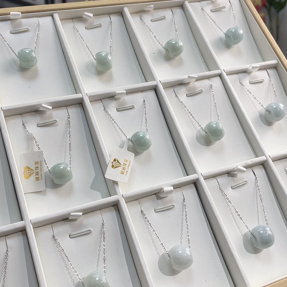 翡翠未镶嵌颈饰翡翠路路通转运珠配钛钢链（多样性发货发其中之一）