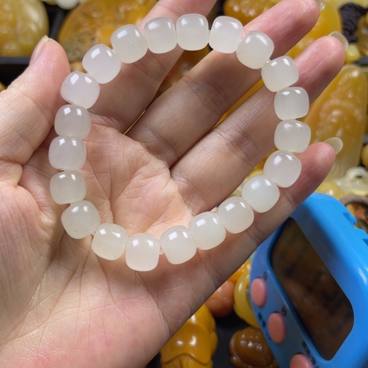 颈饰未镶嵌石英质玉