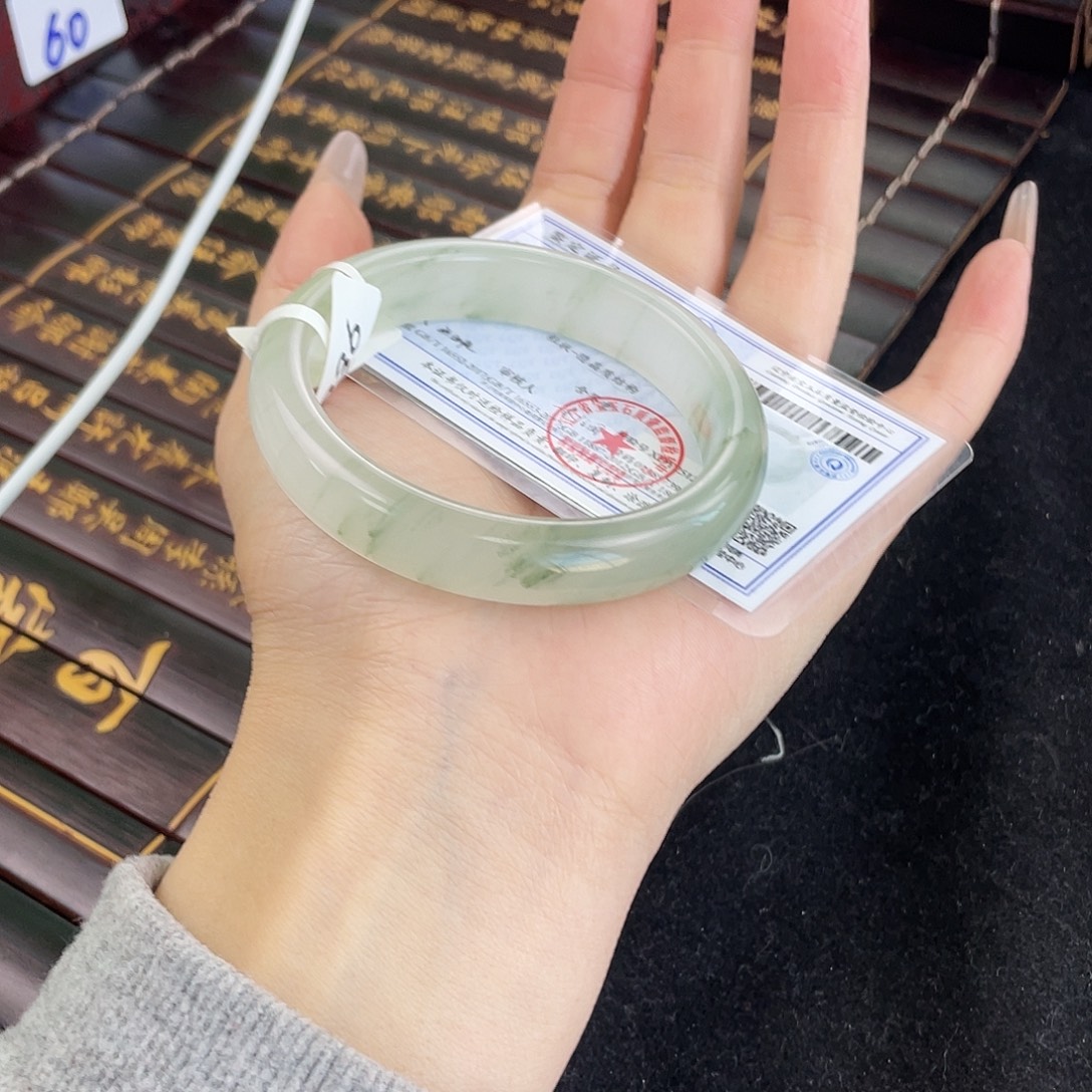 被***香石英质玉（天山翠）未镶嵌手镯