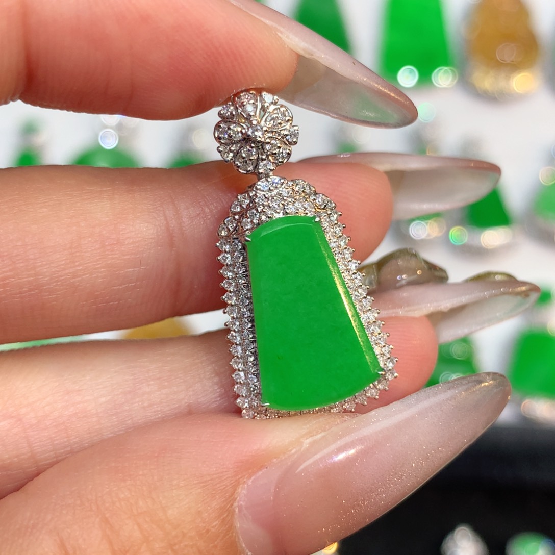 翡翠颈饰18K金镶嵌翡翠