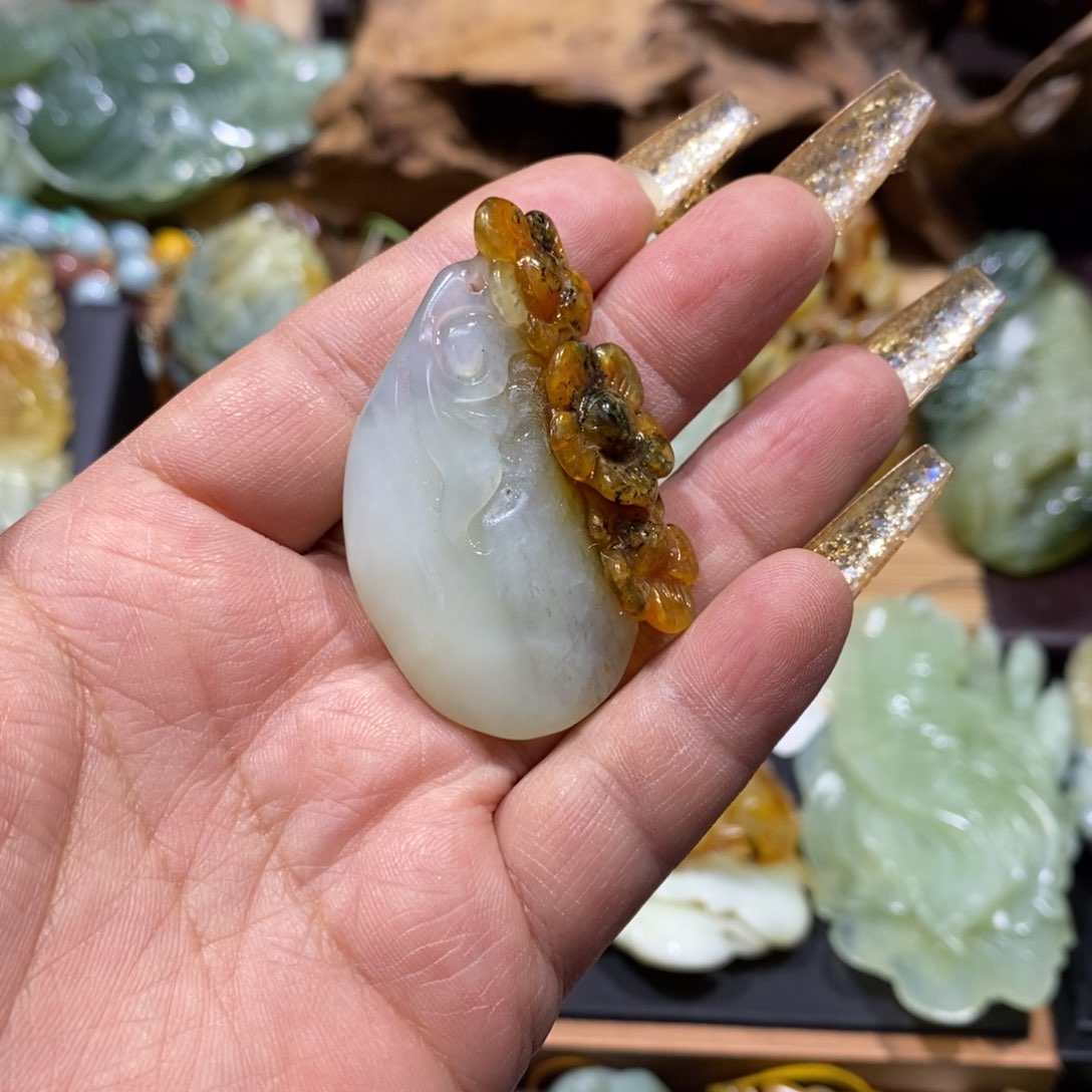 蛇纹石玉颈饰未镶嵌