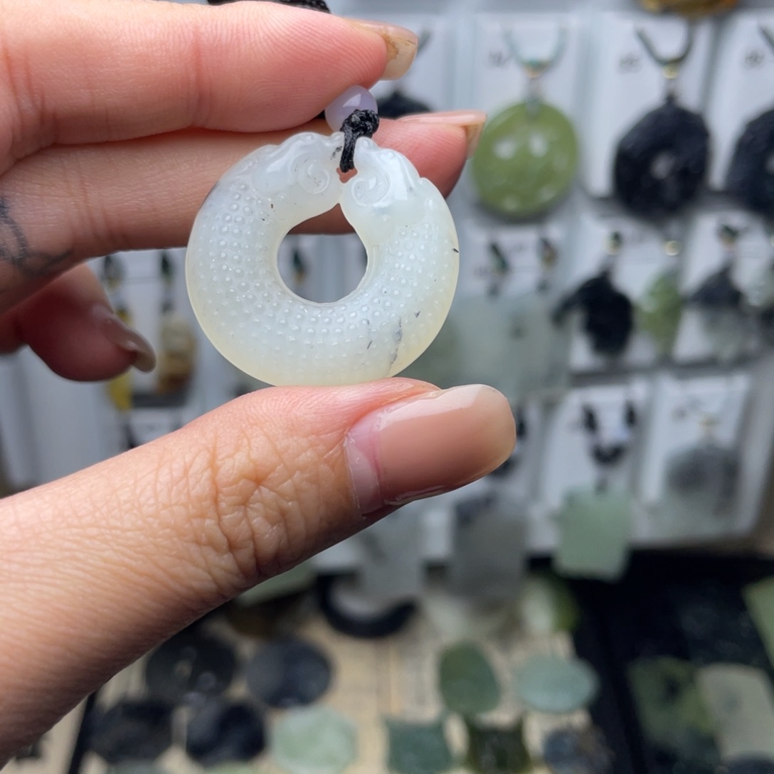 岫玉未镶嵌颈饰龙