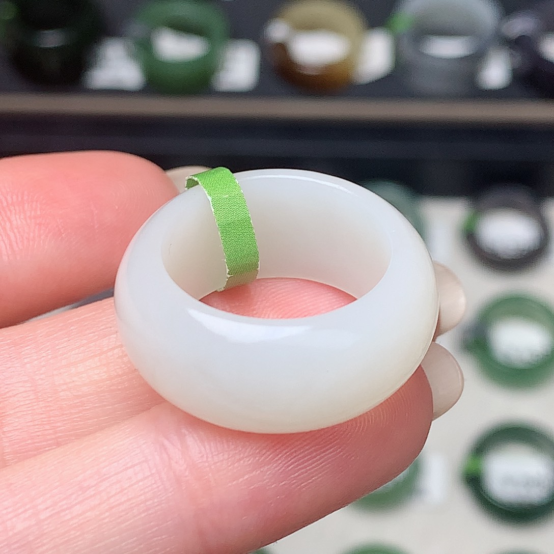 未镶嵌戒指和田玉