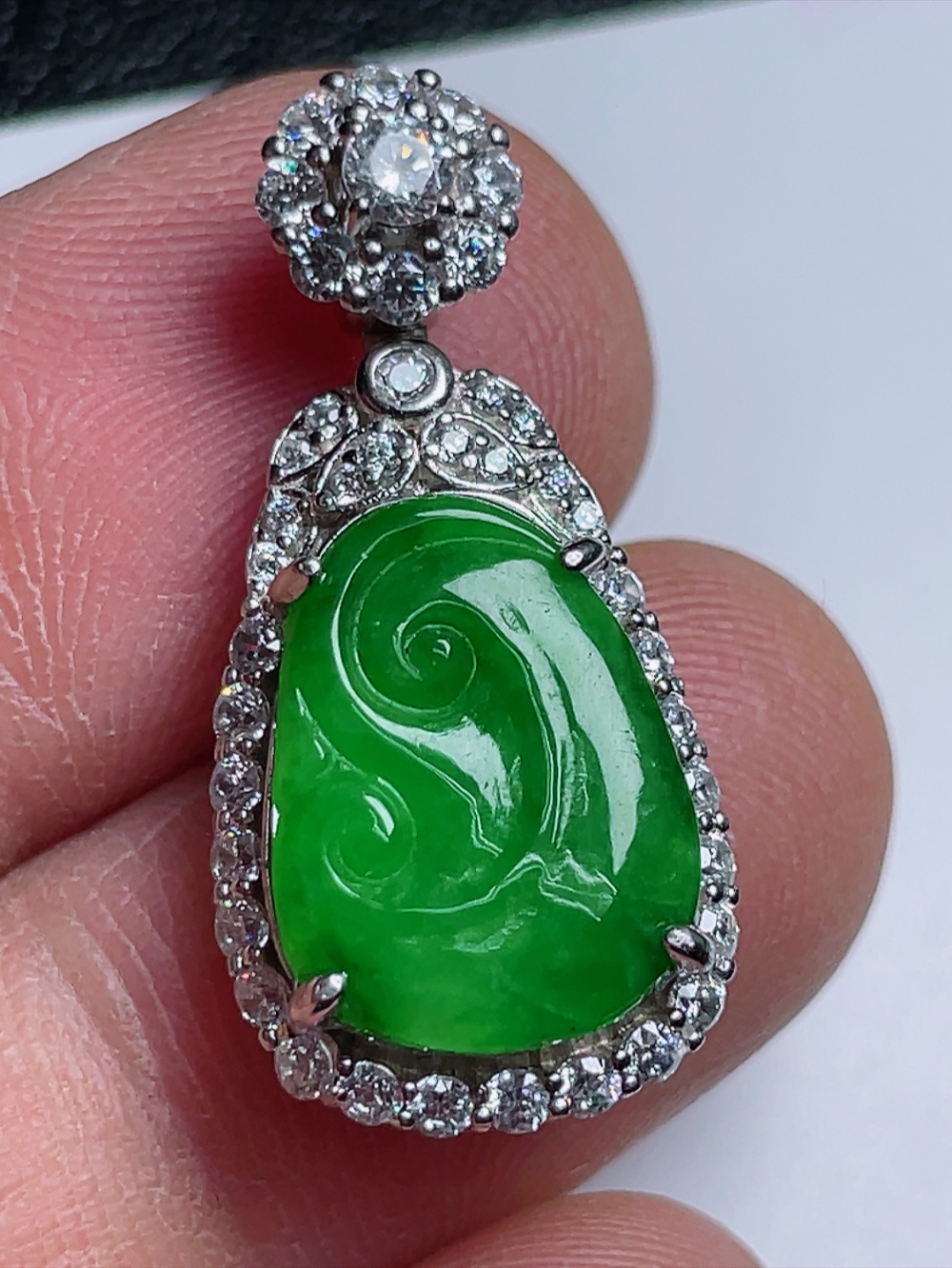 （缅料翡翠A货）925银镶嵌冰种阳绿如意吊坠（尺寸30-14.3-7.3）