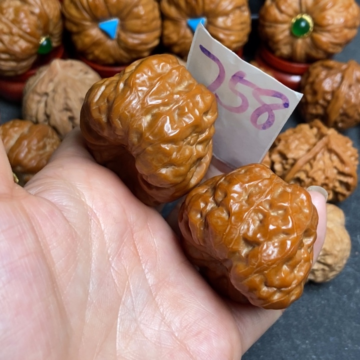 s***）文玩核桃把件蛤蟆758镶嵌红